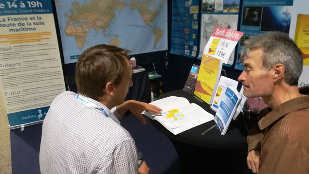 Sébastien Périmony discusses his recent trip to Africa with a conference attendee.